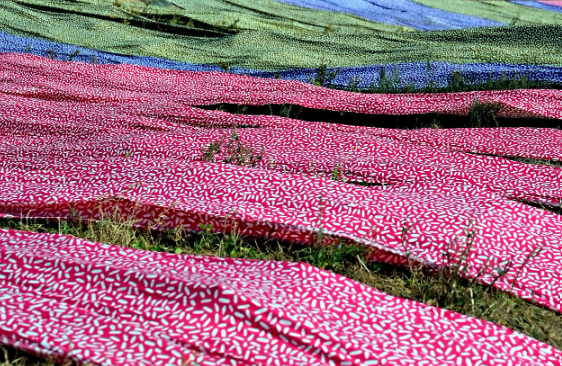 Manfaat Cetak Kain Motif Sendiri untuk Pelaku Bisnis Fashion